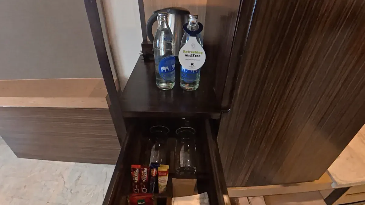 無料のボトルウォーターとインスタントドリンク